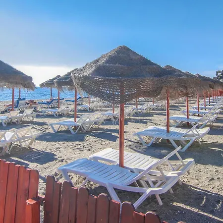 Будинок відпочинку Cozy In With Kitchen